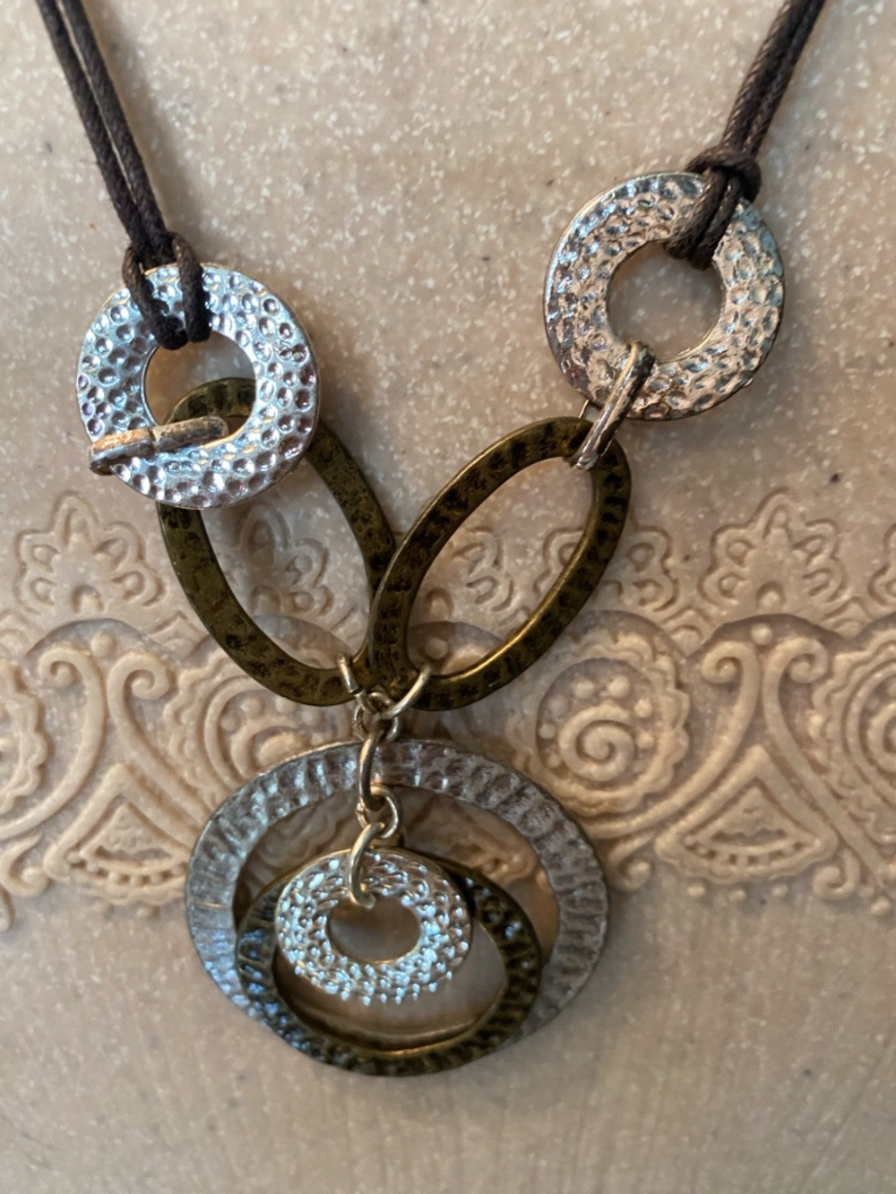 VTG AVON DISC NECKLACE - Picture 2 of 4